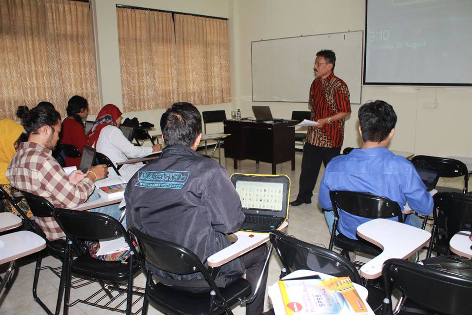 Dr. Gendro Wiyono, S.IP., MM., memberikan penjelasan teknis pada Pelatihan SmartPLS. 